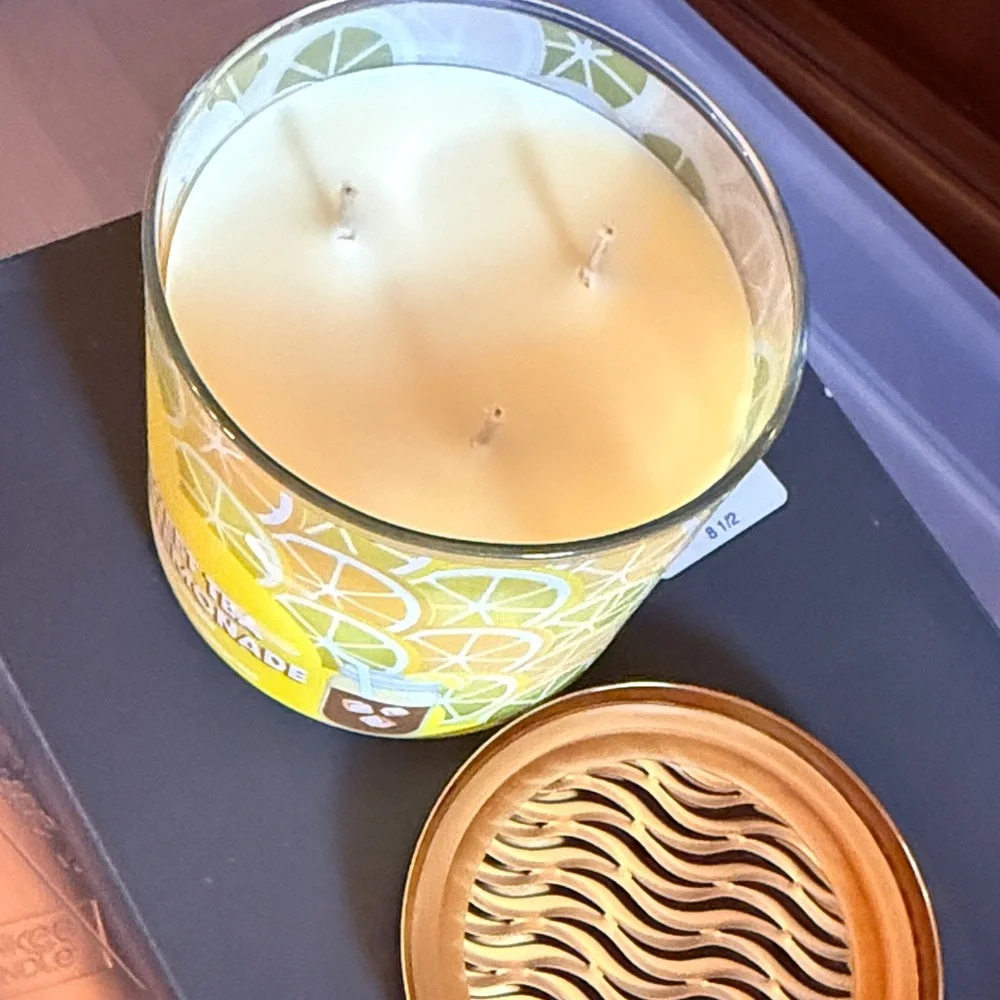Bath & Body Works Sweet Tea & Lemonade Candle - Yellow & Silver - Picture 3 of 3